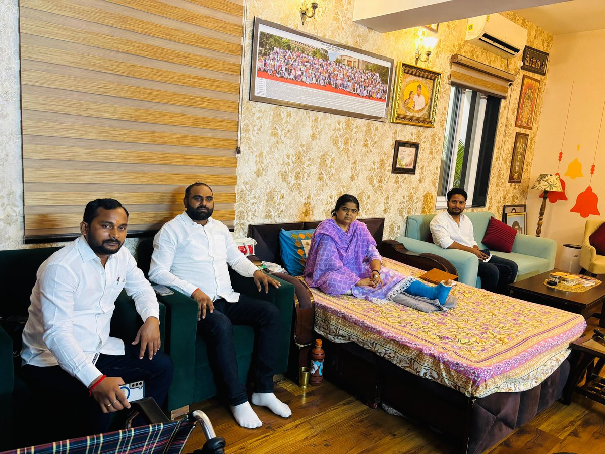 गोरखपुर से आए आप सभी कार्यकर्ताओं का हृदय से आभार 🙏

आप सबका स्नेह, सम्मान और चिंता मेरे लिए संबल और प्रेरणा का स्रोत है।
इतनी दूर से मेरे हालचाल जानने आना मेरे लिए भावुक करने वाला पल रहा।
आपका यही अपनापन मुझे जल्दी स्वस्थ होने की ताक़त देता है।