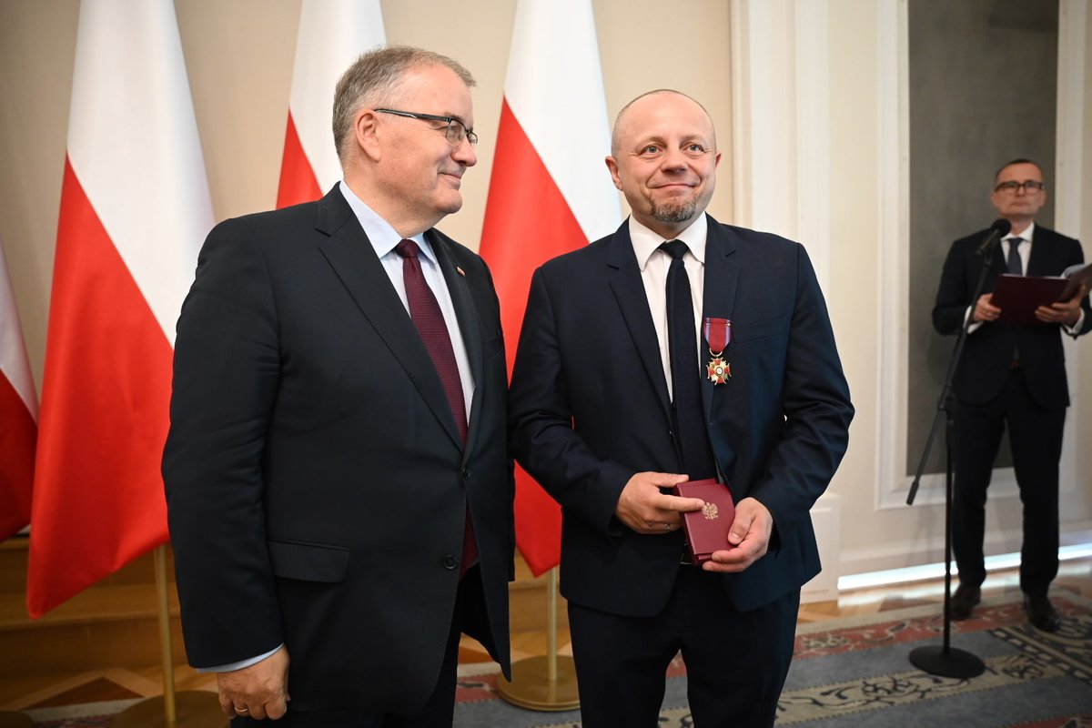 Pan Cezary Krysztopa #BabiesLivesMatter (@cezarykrysztopa) on Twitter photo Jestem dumny. I tak, chwalę się. Zostałem odznaczny przez ministra <a href="/DeraAndrzej/">Andrzej Dera</a> złotym Krzyżem Zasługi przyznanym mi przez Prezydenta RP <a href="/AndrzejDuda/">Andrzej Duda</a>. Dziękuję Panie Prezydencie, to dla mnie zaszczyt Jestem dumny. I tak, chwalę się. Zostałem odznaczny przez ministra <a href="/DeraAndrzej/">Andrzej Dera</a> złotym Krzyżem Zasługi przyznanym mi przez Prezydenta RP <a href="/AndrzejDuda/">Andrzej Duda</a>. Dziękuję Panie Prezydencie, to dla mnie zaszczyt