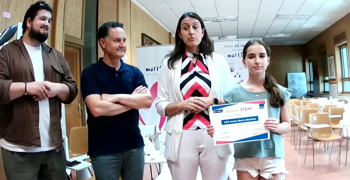 2️⃣ Reconocimiento al centro más transversal, por integrar disciplinas y ofrecer soluciones innovadoras:  el colegio Santa María Maristas de Ourense <a href="/maristasourense/">maristasourense</a>💡

Entrega el reconocimiento <a href="/NEsmoris/">Nicolás Esmorís</a>, director ejecutivo de Viaqua y Tamara Silva, concejal de <a href="/OurenseConcello/">Concello de Ourense</a>