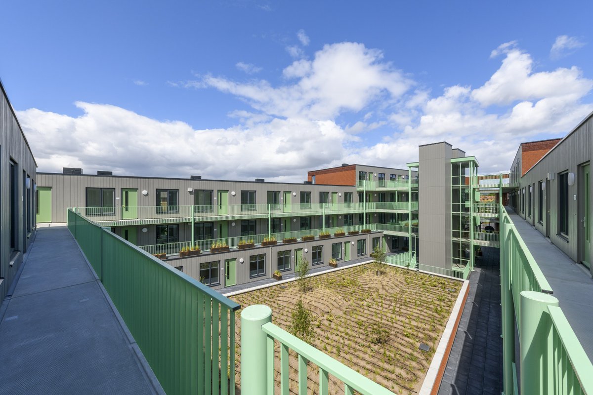 Feestelijke oplevering 89 middeldure huurappartementen Anna’s Hoeve in Hilversum 

De laatste bewoners kregen de sleutels van hun nieuwe woning. 

Lees hier het volledige bericht: bit.ly/43QsQZE 

#nieuwbouw #hilversum #huurwoningen #debouwmaakthet #samenbouwen #hsbbouw