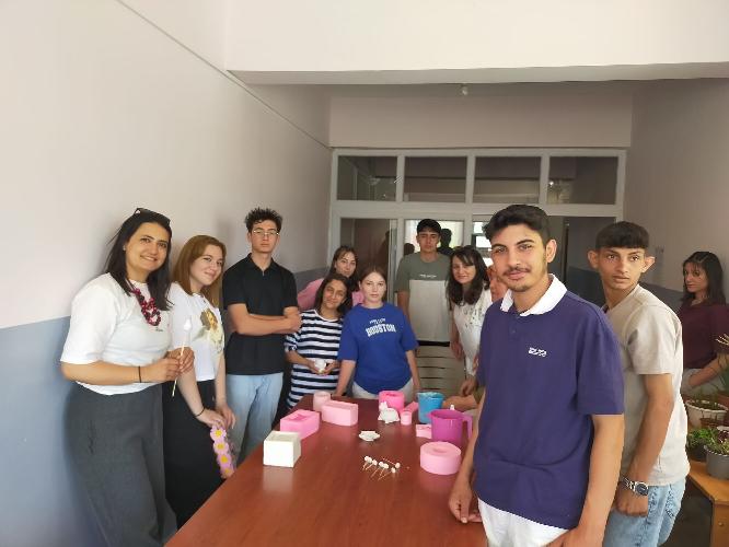 2025 YKS'ye girecek olan 12.sınıf öğrencilerimizin motivasyonlarını artırmaya yönelik kalıp alçı çalışması ve boyaması yapılarak öğrencilerimizin sınav kaygılarını da azaltmak hedeflenmiştir.
<a href="/yusufziyayakti/">Yusuf Ziya Yaktı</a> 
<a href="/h_kadim33/">Hüseyin KADİM</a> 
<a href="/GulnarMEM/">Gülnar İlçe Millî Eğitim Müdürlüğü</a>