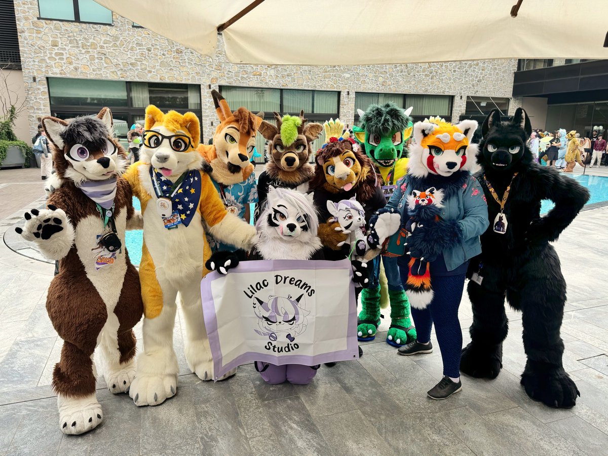 Had so much fun at Furizon✨
Family pic!~