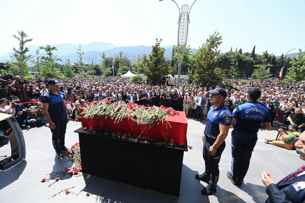 Papazınçayırı (@papazincayiri_) on Twitter photo Güzel yürekli <a href="/ferdizeyrek_/">Ferdi Zeyrek</a> Başkan,
Hem Manisa’nın, hem bizlerin yüreği yandı.
Tertemiz bir insan, iyi bir vatansever, örnek bir Fenerbahçeli aramızdan ayrıldı.
Bugün seni ebediyete uğurlamak için toplanan on binler, hatıranı özlediğin, hayal ettiğin ülkeye taşıyacak Güzel yürekli <a href="/ferdizeyrek_/">Ferdi Zeyrek</a> Başkan,
Hem Manisa’nın, hem bizlerin yüreği yandı.
Tertemiz bir insan, iyi bir vatansever, örnek bir Fenerbahçeli aramızdan ayrıldı.
Bugün seni ebediyete uğurlamak için toplanan on binler, hatıranı özlediğin, hayal ettiğin ülkeye taşıyacak