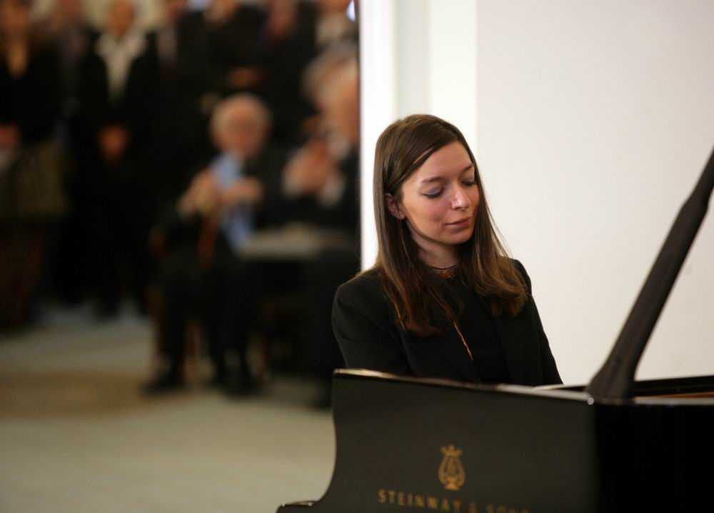 Radio Clásica (@radioclasica) on Twitter photo Elena Horta (<a href="/ElenaHortaB/">Elena Horta</a>) nos trae a #EnBlancoyNegro 🎹 dos novedades en el 50 aniversario de Shostakovich.
Primero, el trabajo 'Shostakovich Discoveries'.
Después, la grabación de Yulianna Avdeeva de los 24 preludios y fugas op. 87 del compositor.
🔊rtve.es/a/16615028/ Elena Horta (<a href="/ElenaHortaB/">Elena Horta</a>) nos trae a #EnBlancoyNegro 🎹 dos novedades en el 50 aniversario de Shostakovich.
Primero, el trabajo 'Shostakovich Discoveries'.
Después, la grabación de Yulianna Avdeeva de los 24 preludios y fugas op. 87 del compositor.
🔊rtve.es/a/16615028/