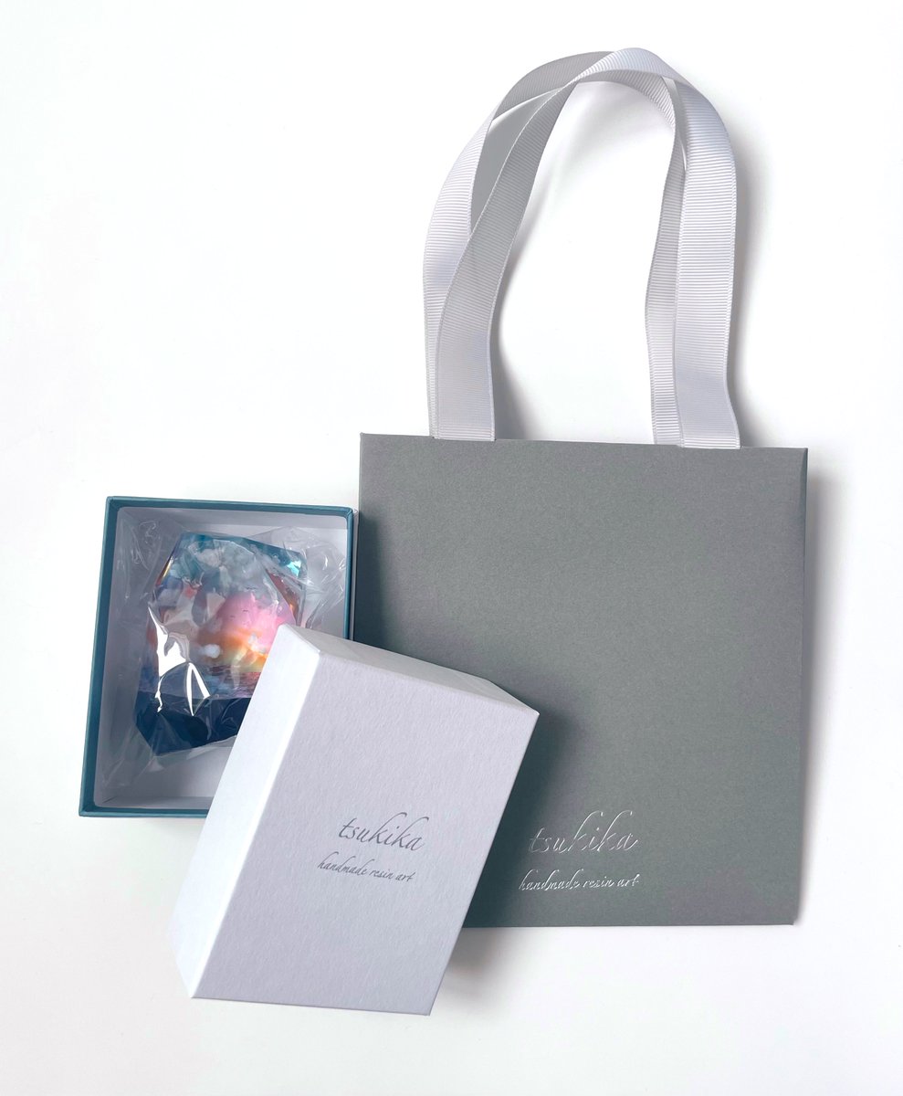 業者さんに依頼して作品に合わせたオリジナルボックスとショッパーを作りました✨
今後の販売で使っていこうと思います🥰