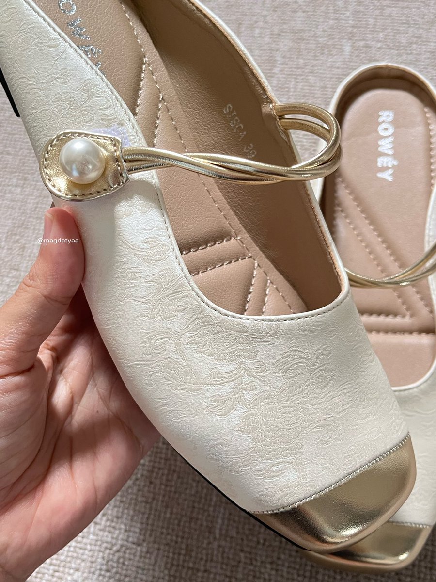 BRAND INI KALO SOAL KUALITAS EMANG GA KALENG KALENG😭🫶🏻

dari mulai designnya yg nyentrik sampe kenyamanannya yg JUARAAA! sumpah ini sandal empuk &amp; ringan poll😭