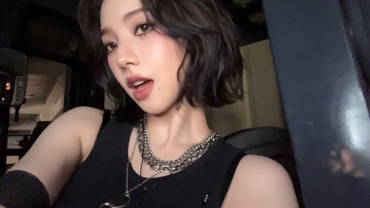 hourlykrn's tweet photo. MISS KARINA?! https://t.co/TYsGxmnaCk