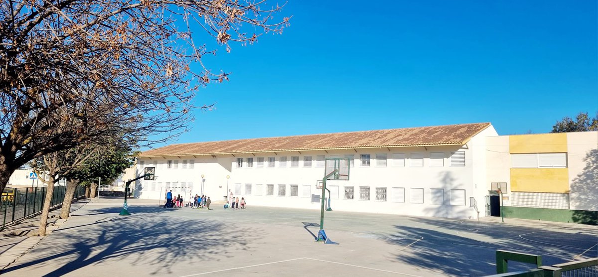 Olvido (@olvidodlrosa) on Twitter photo Este es el colegio de mi pueblo, Cúllar Vega. Me gustaría que <a href="/JuanMa_Moreno/">Juanma Moreno</a>
apagara el aire acondicionado de su despacho y se pusiese en la piel de un niño en aula con 27 alumnos y profesor un 10 de junio. Para cuando la climatización de los centros que prometió hace 7 años? Este es el colegio de mi pueblo, Cúllar Vega. Me gustaría que <a href="/JuanMa_Moreno/">Juanma Moreno</a>
apagara el aire acondicionado de su despacho y se pusiese en la piel de un niño en aula con 27 alumnos y profesor un 10 de junio. Para cuando la climatización de los centros que prometió hace 7 años?