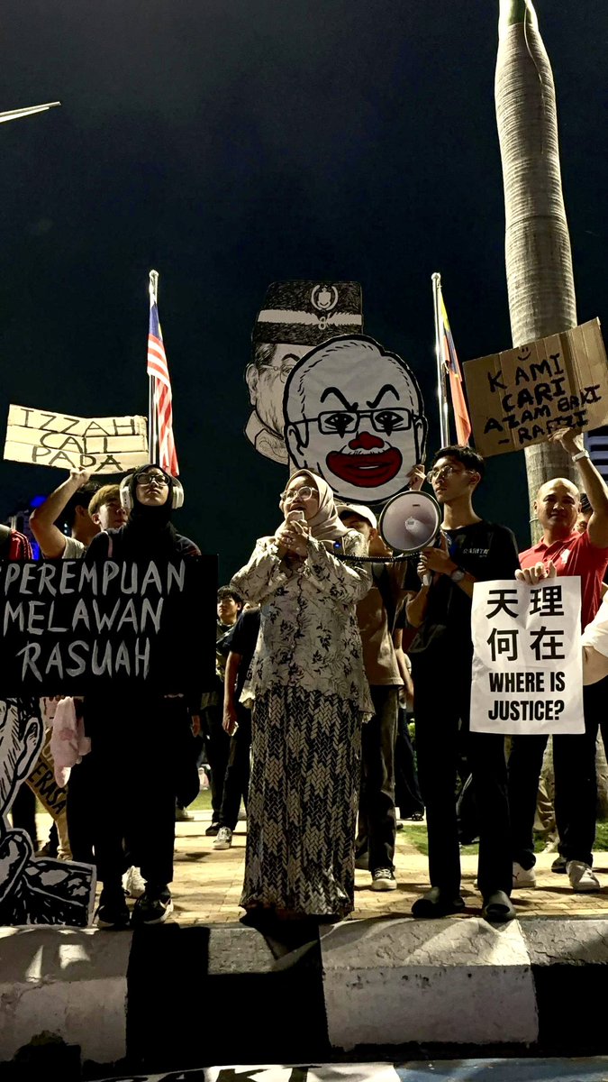 Siasatan Perhimpunan Aman Azam Baki

Saya telah menerima panggilan untuk disoal siasat berkenaan Perhimpunan Azam Baki pada 24 Mei yang lepas. 

Arahan untuk siasatan datang daripada IPD Papar, Sabah.