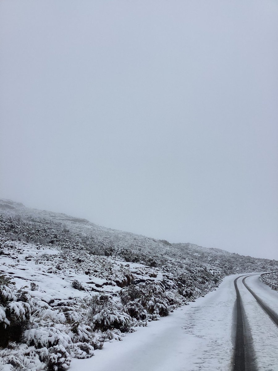 It is snowing in Lesotho 🇱🇸 in Southern Africa.