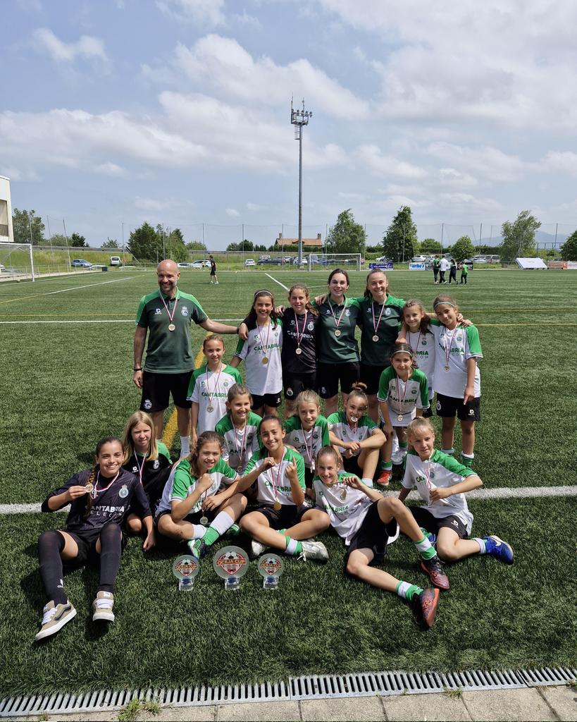 🎶 ¡Campeonas, campeonas, #RRCAlevínD! 🎶

El equipo de <a href="/pabloboladof/">Pablo Bolado</a> se alza con la IV Oceja Cup tras vencer al combinado cántabro (<a href="/RFCF_es/">Real Federación Cántabra de Fútbol</a>) en la tanda de penaltis de la final y en semifinales al <a href="/cdoceja/">Club Deportivo Oceja</a> ‘B’.

Naia y Vicky fueron reconocidas como MVP’s.

🤩 ¡Enhorabuena! 👏