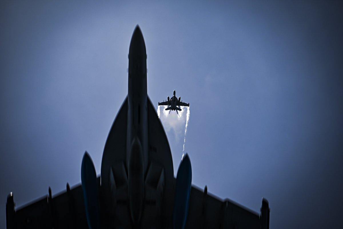 U.S. Navy aircraft fly near the aircraft carrier USS Nimitz (CVN 68) in the South China Sea, May 27.

📸 by MC2 Hannah Kantner and MC2 Carson Croom

#USNavy | #FlyNavy https://t.co/aJGe3ASIdO