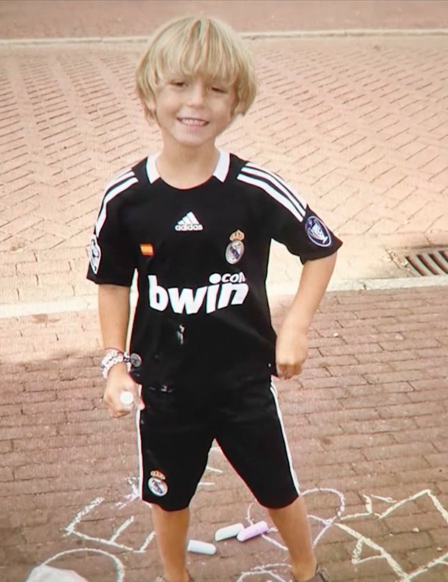 Solo el Real Madrid puede poner nervioso al tío más chill del mundo, Dean Huijsen con esa cara de chill de cojones y luego que le tiemble la voz en su presentación.

Que ilusionado estoy con él💜✨

"Se me escucha" es que es muy top