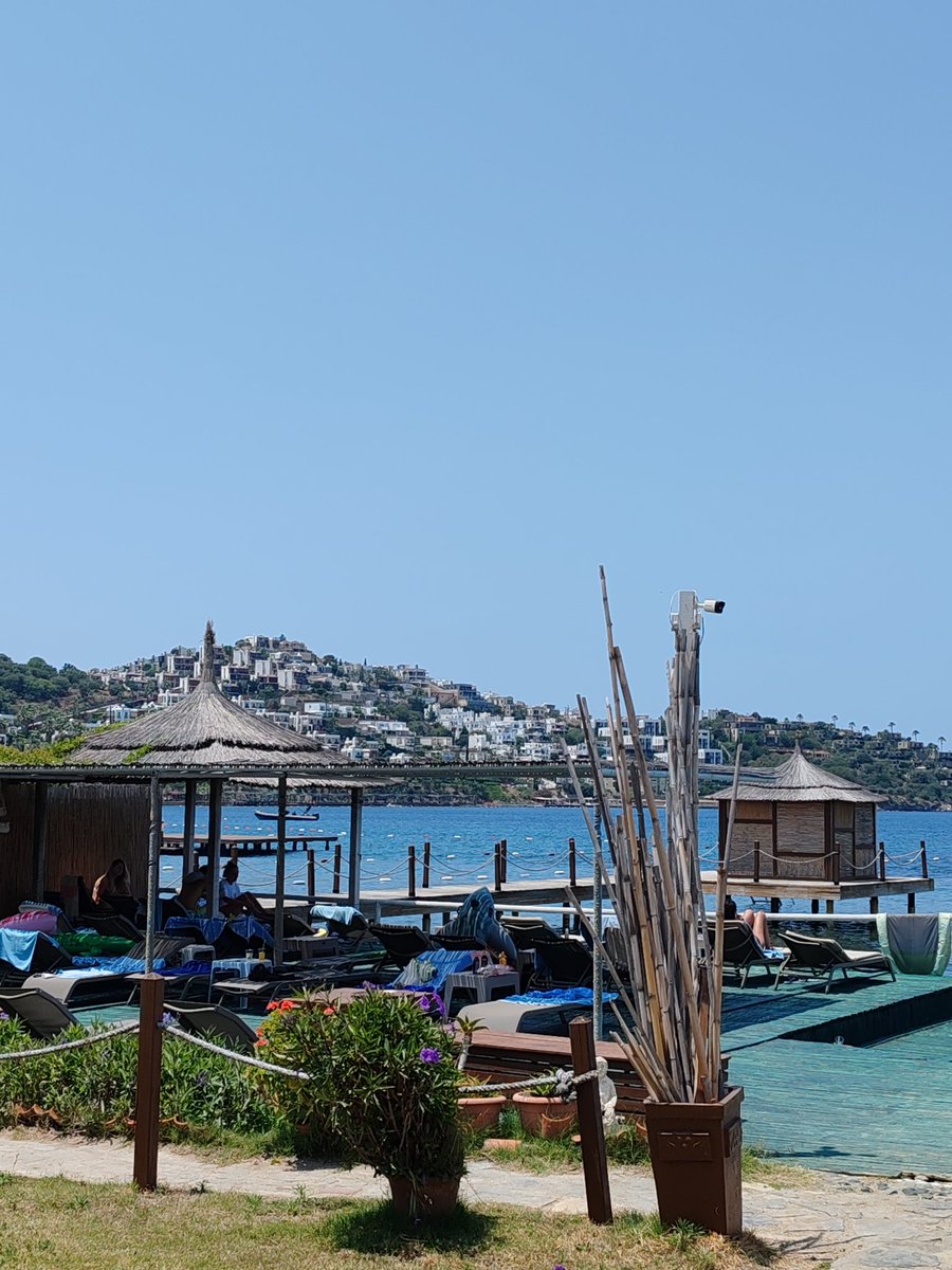 🧿 Bodrum…
Her dönüşümde ruhumu çağıran yer.
Deniz, rüzgar, taş sokaklarda yankılanan kahkahalar…
Biraz kahve, biraz müzik, bolca huzur.
Bazen susmak istersin ya… işte o suskunluk Bodrum’da şarkıya dönüşür.
Burası sadece bir tatil yeri değil,burası kendimi yeniden bulduğum yer