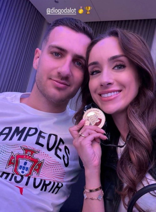 دالوت مع الاسطورة كريستيانو
دالوت مع صديقته 😂