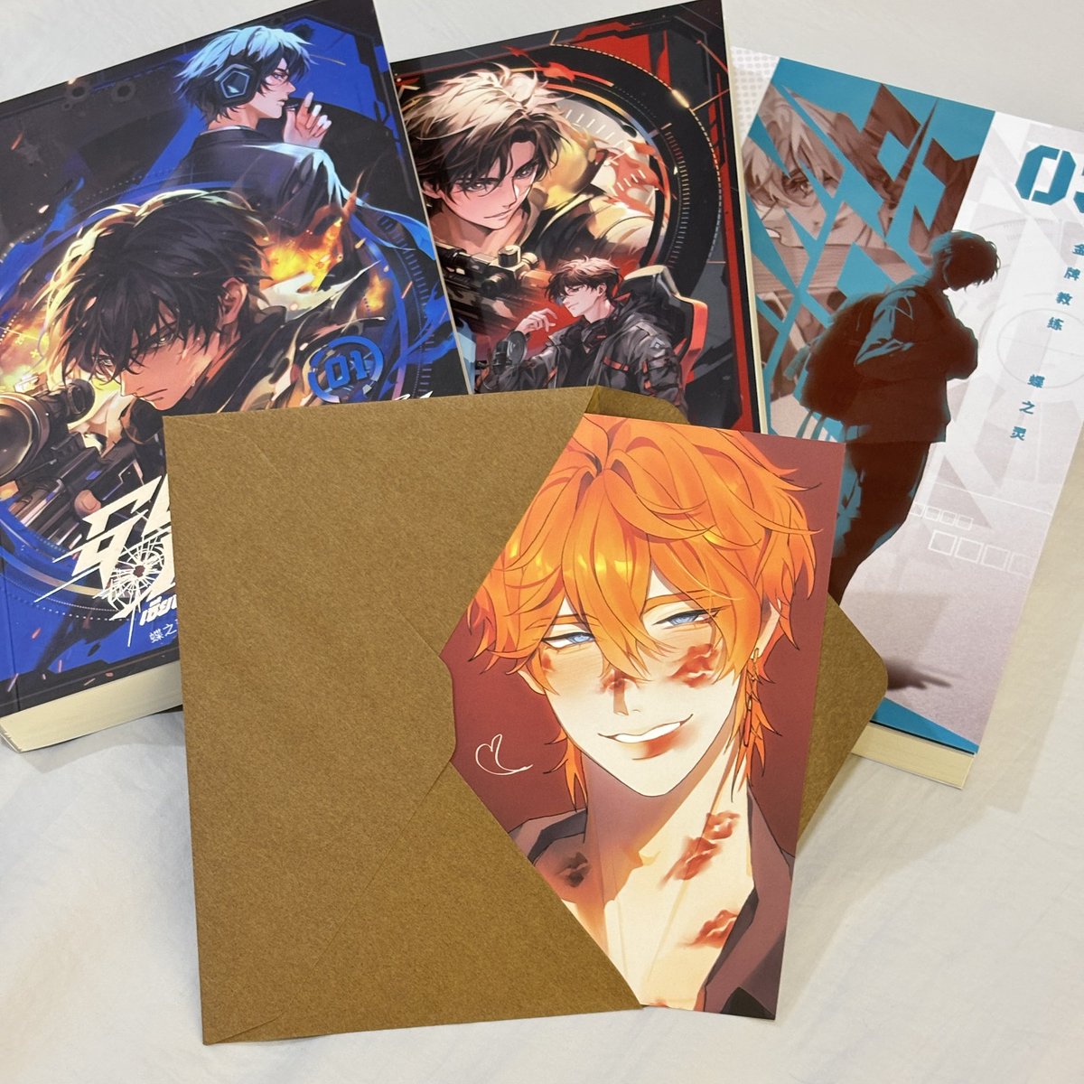 ได้รับของแล้วนะคะ~ หนังสือเนี้ยบมากกกกกก แพคแน่นหนามากๆ เลยค่ะ มีของแถมมาให้ด้วยยยย ถูกใจเมนไชลด์อย่างเราเลยค่ะ เป็นของแถมหล่อมากㅠㅡㅠ #ริววีCHALK