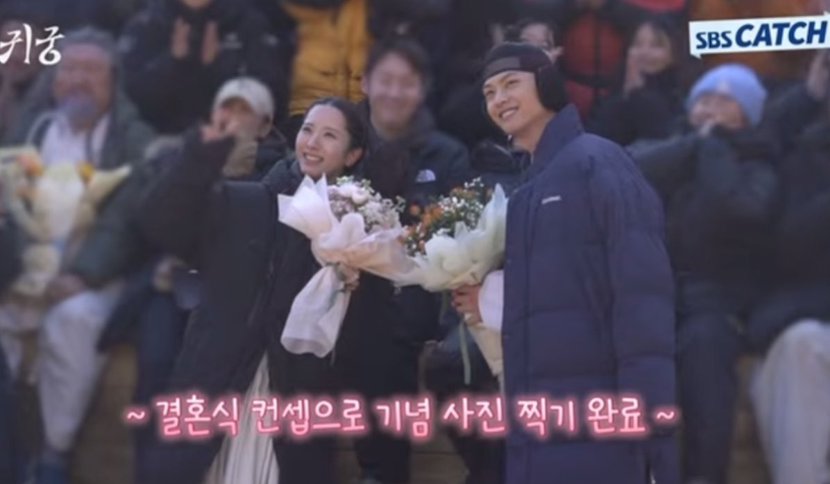 RahBona's tweet photo. When they give them flowers and all the staff cheers for them oh my lead couple you are so loved !! you did so well 😭🫶🏼🫶🏼 JiYeon and sungjae yeori and kangcheoli my beautiful hard working bestie 🤍 
#TheHauntedPalaceEp16 
#thehauntedpalace 
#보나 #KimJiYeon #BONA 
#YookSungjae #육성