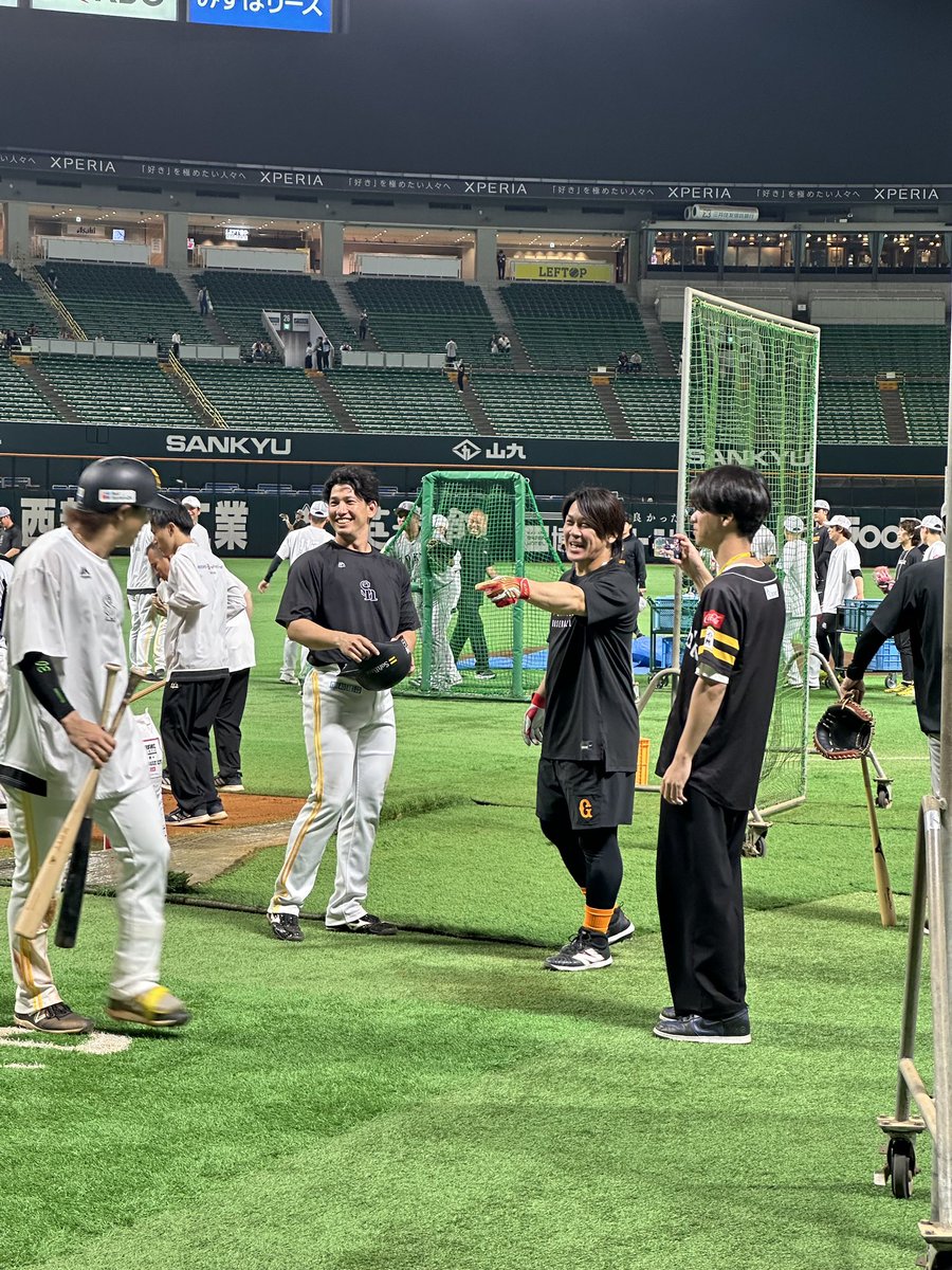 【現地情報】
クリタクの再会
3枚目は挨拶をあえてスルーして「挨拶わい！」と甲斐選手にツッコまれる #佐藤直樹 選手

#sbhawks #西スポWEBOTTO
#栗原陵矢 
#甲斐拓也