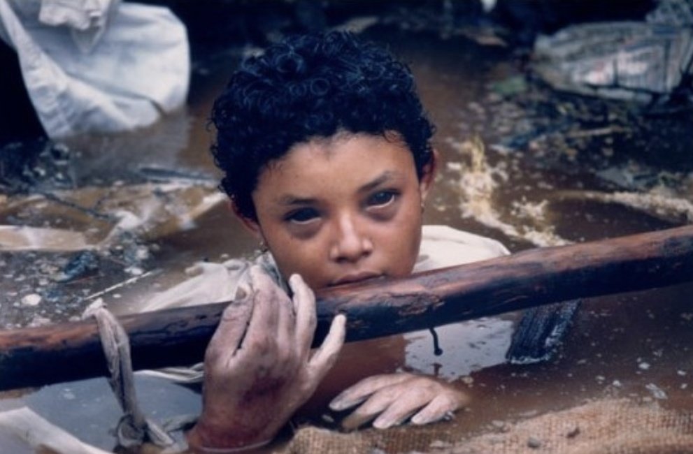 映像の世紀 バタフライエフェクト で久しぶりにオマイラ・サンチェスを見た。

この少女はコロンビアのルイス火山が噴火して 山頂の雪が解けて川に泥水の津波となって流れ込む｢ラハール｣に巻き込まれた。
火山とは100km以上離れた都市アルメロにいたオマイラは 避難する時間が十分にあった上→