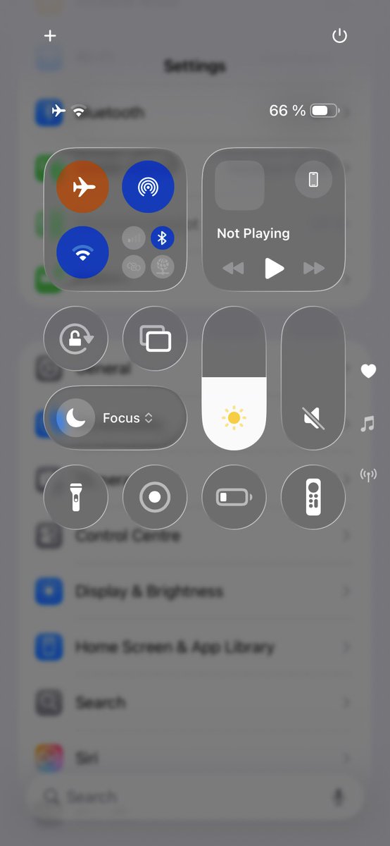 TeknikPappa's tweet photo. You better thinks this over @Apple. 
This can’t be the experience I’m supposed to live with. I know it’s a beta but this should never have been released. #ios26 #liquidglass https://t.co/bZmn47UZI8