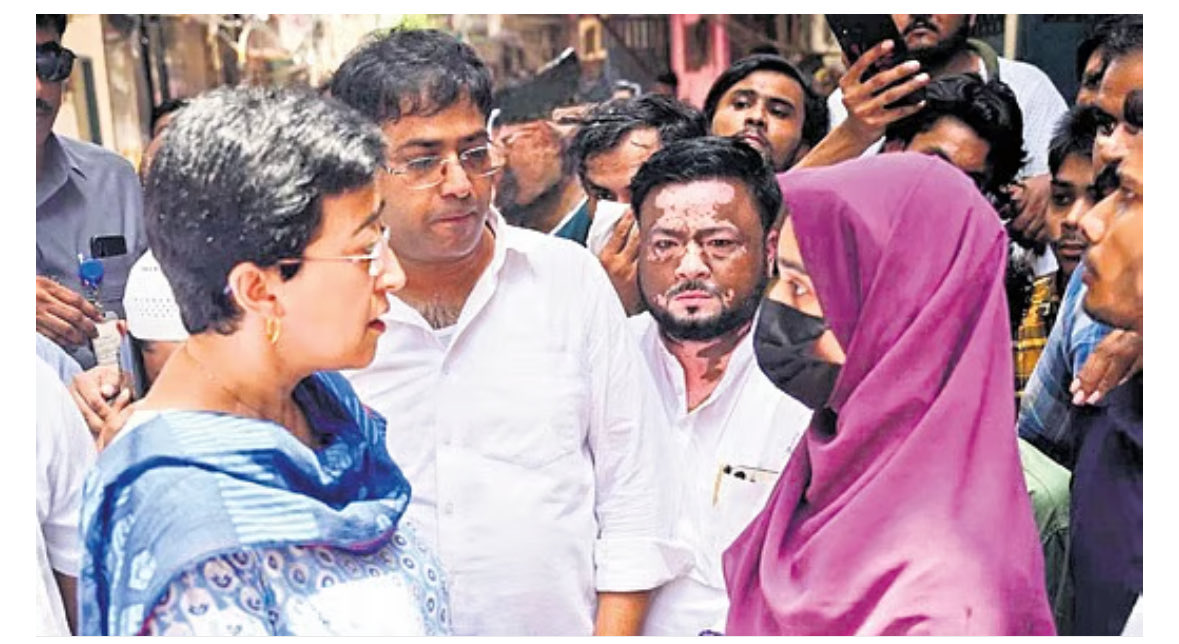 आतिशी को पुलिस ने डिटेन किया 

कालका जी के भूमिहीन कैंप पहुंची थीं AAP विधायक आतिशी 

यहाँ बहुत सारे घर तोड़े जा रहे हैं...
11 जून को भूमिहीन कैंप पर बुलडोजर की कार्रवाई होनी है ... 

#AAP #Delhi #BJP