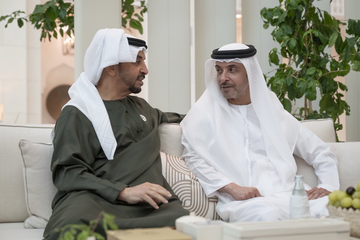 عيال العود بالطيـبـه شـراكه
كِـرام الـراحـتـين الأجـوديـّـه

شموخ احفيت و مفاعل براكه
جلال العيـن و الظفـره سويّـه 

تلاشى بإسمهم وَهنُ الهـلاكـه
أبـو زايـد و حـمـدان و ذويّـه

كفـاك بفعلهم مجدٌ كفاكـَ 
ذخر أمر الزعيم ويا الرعيّه