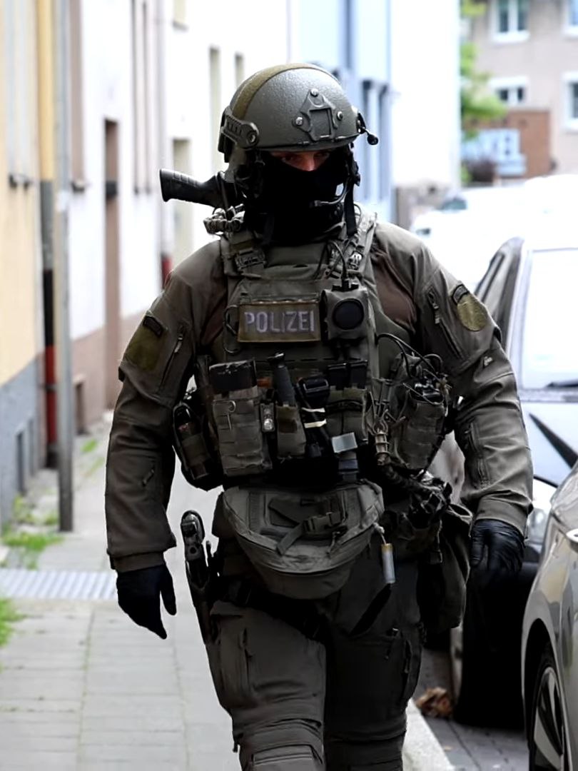ZoneKrieg's tweet photo. Die Spezialeinsatzkräfte (SEK) reagieren auf eine Bombendrohung in #Remscheid

Juni 2025

#Deutschland #Terrorism #Terroranschlag #Germany https://t.co/XogEsTBP0W