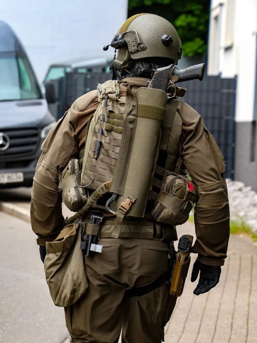 ZoneKrieg's tweet photo. Die Spezialeinsatzkräfte (SEK) reagieren auf eine Bombendrohung in #Remscheid

Juni 2025

#Deutschland #Terrorism #Terroranschlag #Germany https://t.co/XogEsTBP0W