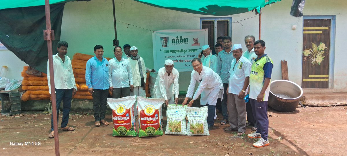NaamFoundation's tweet photo. Under the NAAM Seed Bank initiative, Indrayani rice seeds were distributed in Jamkhed, Nashik
#NaamFoundation #NanaPatekar #MakarandAnaspure #Livelihood #farmer #Farmers #farmerlife #livelihoodprogram #livelihoodsustainability #livelihoodproject #Seedbank https://t.co/5lAw9pdI7N
