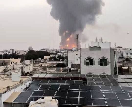 السفن الحربية الإسرائيلية قصفت قبل قليل..
ميناء الحديدة ..

البوارج الإسرائيلية مش طائرات.
معناه أن السفن الإسرائيلية موجودة أمام الحوثي ولم يمسها بسوء وهي جنب رأسه