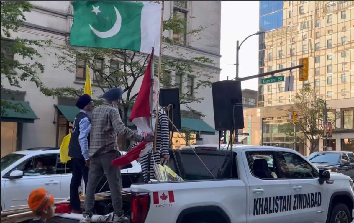 ziishankhan1's tweet photo. Khalistan Zindabad chants. Sikhs are holding Pakistan flags. Indian occupied Punjab will be separated soon 🇮🇳⚠️

Chants against Narendra Modi too. Sikhs wants a separate country, they have rejected India. Pakistan Zindabad 🇵🇰♥️ https://t.co/cGLO8nOEpn