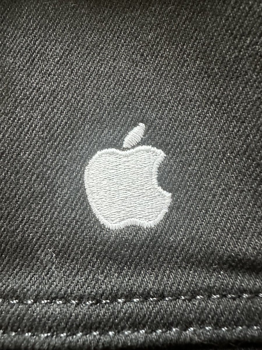 Apple swag giveaway time! 🎉

Been collecting rare Apple memorabilia for years and love sharing with this community.

Today I'm giving away an original Levis x Apple collab jeans jacket. Someone on X told me they sold one for $1200 on eBay!!

What is the giveaway
This is a size S