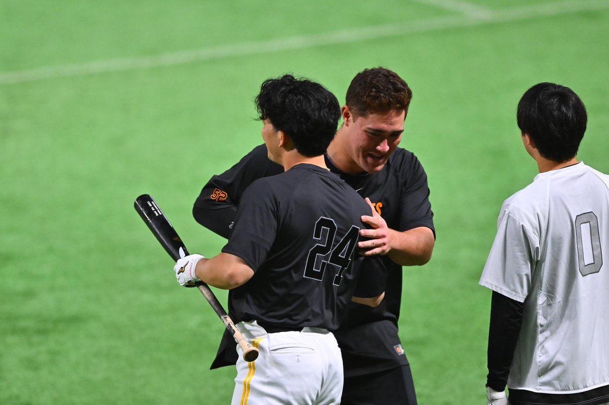 takafullc2's tweet image. 巨人ナインとホークス📷

#甲斐拓也 選手に #リチャード 選手

#杉内俊哉 コーチもご挨拶に🤲

photo by Takatada Furukawa📷