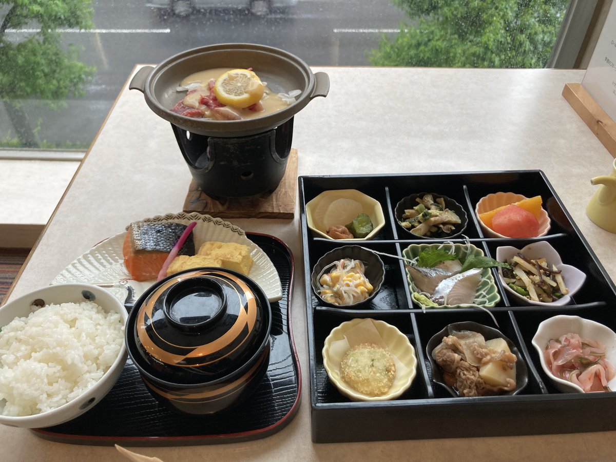 今日は佐世保で音教でしたっ
佐世保バーガーにレモンビールにレモンステーキ付き豪華朝食。牛になりそう。
明日は岡山へ移動して眠り姫ツアーに戻ります🩰