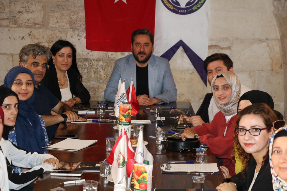 kentkonseyi63's tweet photo. GENÇLİK MECLİSİ KURULUŞU YAPILDI. 

Kent Konseyi Gençlik Meclisi Kuruluş Toplantısı , Gençlik Meclisi Başkanımız Mehmet Çavuşoğlu Başkanlığında, Kadın Meclis Başkanımız Serap Yavuz Madenli, Kent Konseyi Akademik Danışmanı Prof. Dr. Ömer Faruk Demirkol ve Gençlik Meclisi Yönetim Kurulu Üyelerinin katılımıyla Kent Konseyinde gerçekleştirilmiştir. 

Yeni dönemin temel hedefleri arasında gençlerin sosyal yaşantılarına katkı sağlamak; eğitimden sanata, spordan teknolojik gelişmelere kadar pek çok alanda kendilerini geliştirmelerine imkan tanımak bulunuyor. Şanlıurfa’daki gençlerin potansiyellerini ortaya çıkaracak projelerle, daha güçlü bir gençlik hareketinin temelleri atılıyor.

Ortak bir çabayla şehrin gençlerine daha parlak bir gelecek sunma hedefi belirlenirken, gençlerin sesi olmaya ve onlarla birlikte şehrin geleceğini şekillendirmeye devam edileceği vurgulandı. 

Katılımcıların öneri ve katkıları doğrultusunda toplantı sona erdi.
