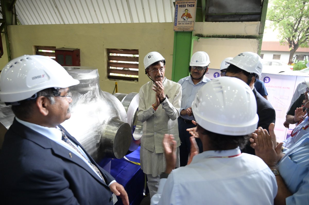 #मिधानि के लिए गर्व का क्षण! माननीय रक्षा राज्य मंत्री श्री संजय सेठ ने हमारी उन्नत B&amp;WD शॉप का उद्घाटन किया और सुपरनी 617CC फोर्जिंग का अनावरण किया और आकाश,ब्रह्मोस, गगनयान,चंद्रयान तथा सुखोई जैसे भारत के रक्षा व अंतरिक्ष कार्यक्रमों में मिधानि की महत्वपूर्ण भूमिका की सराहना की।