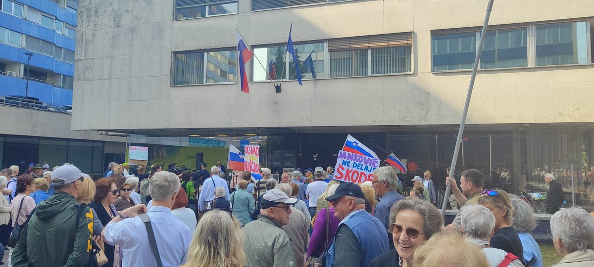 GorencIrena's tweet image. Ali ima naš #gradonačelnik res podkupljena vsa ministrstva? Področje, kjer je voda velik dejavnik tveganja, je gradnja garaž nedopustna. Podatka o vplivu voda iz gradu in Barja/podtalnica/ za najbolj padavinske mesece pa celo ni bilo mogoče pridobiti! 😡 
#biznisparkirišča