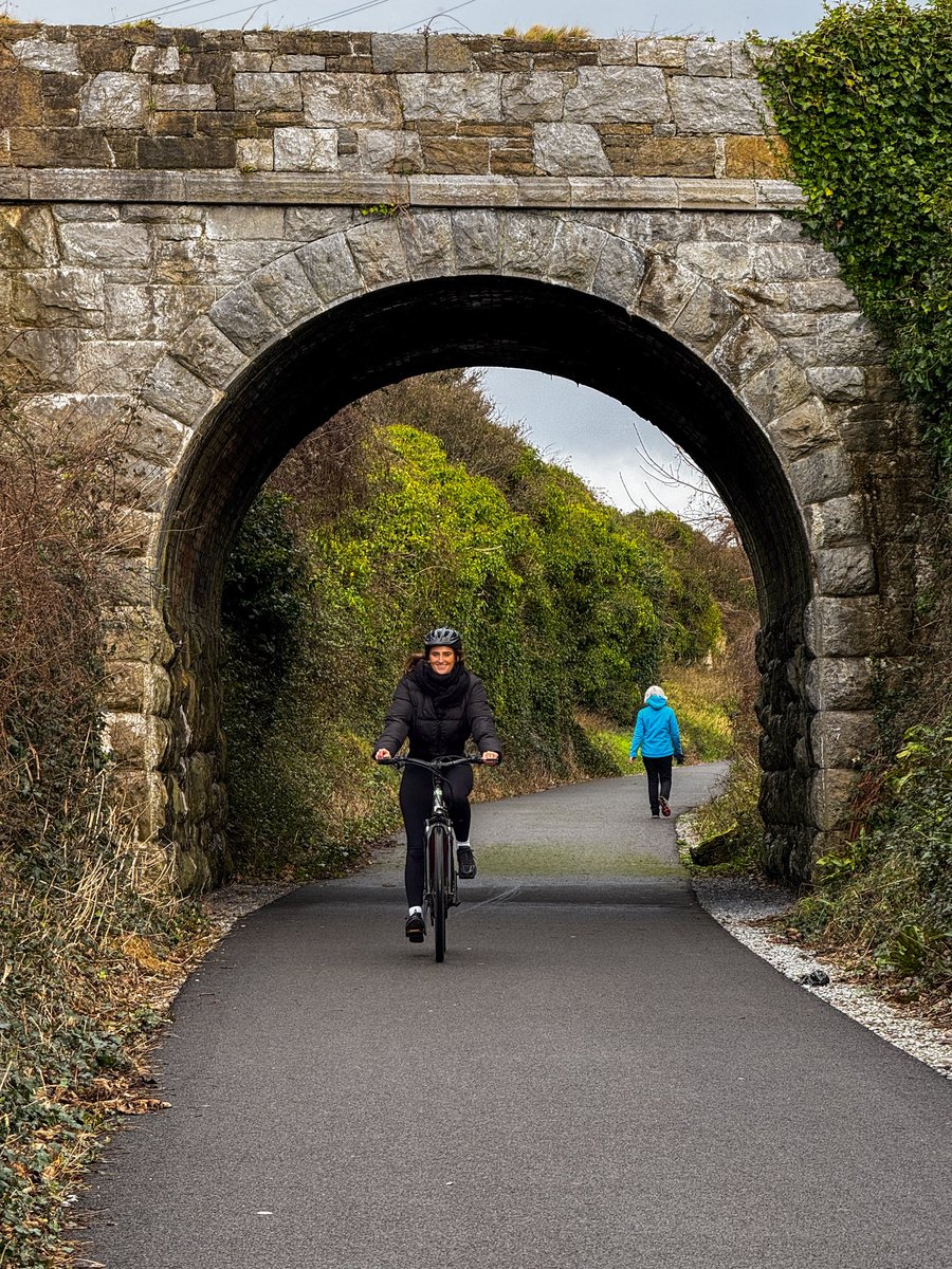 Éalaigh as an ngnáthshaol agus tabhair fé thuras trí thírdhreacha iontacha Bhealaí Glasa na Ríochta i gCiarraí.Bain triail as, agus cuir aithne ar bhraistintí an tsamhraidh feadh Bhealaí Glasa na Ríochta ☀️💚
 
#Ireland2040 #OurRuralFuture
#KingdomOfKerry #GreenwayAdventure