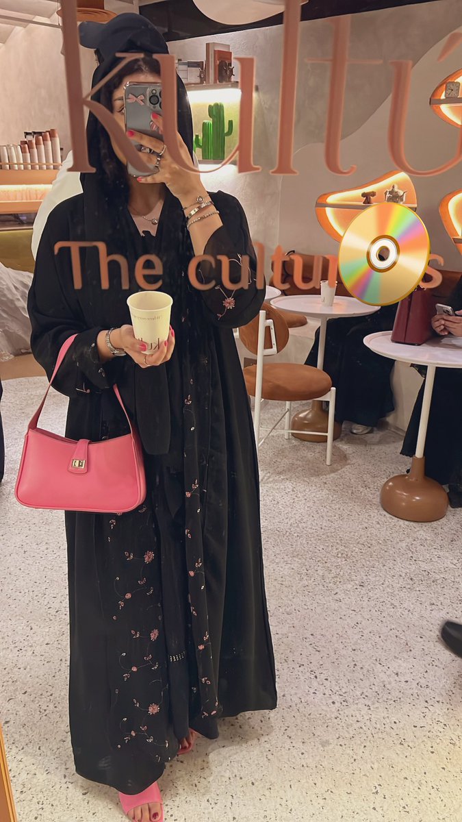 من نور وجهك تنشرين السعاده 
ياطاغيه منتي بحاجه لتمجيد 

متسيّده بالزين، يا أم السياده 
كل عام وإنتي دايم أجمل من العيد!
🤍💕