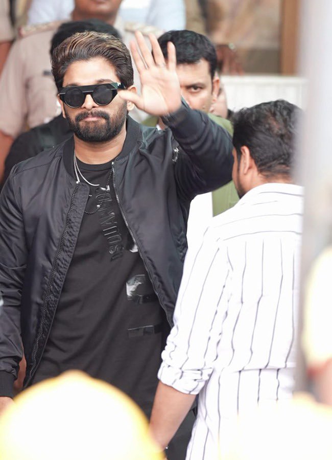 ursniresh's tweet image. #AlluArjun Snapped at the Airport 

@alluarjun