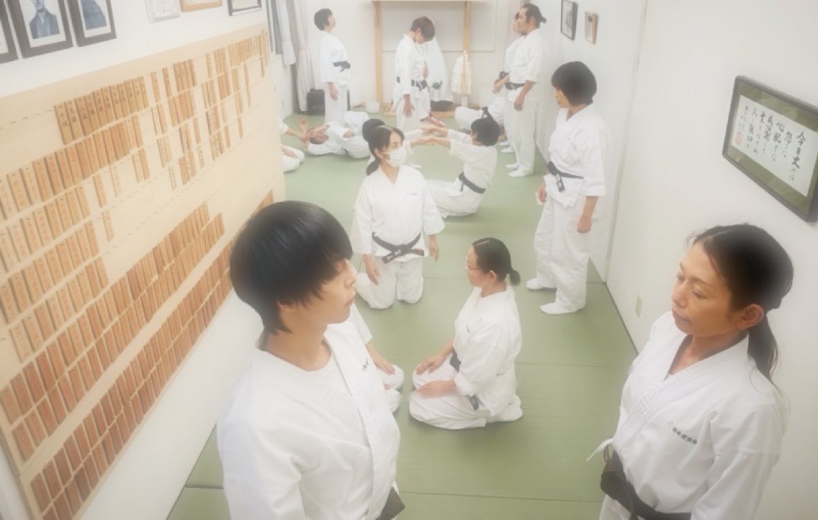 wolvesleaves's tweet photo. This is what our study group （勉強会）looks like.
 This dojo is a very pleasant place to feel Japan 😄.

#レイキ
#霊気
#靈氣
#Reiki
#Leiki
#dojo https://t.co/GHXcq9jTXj