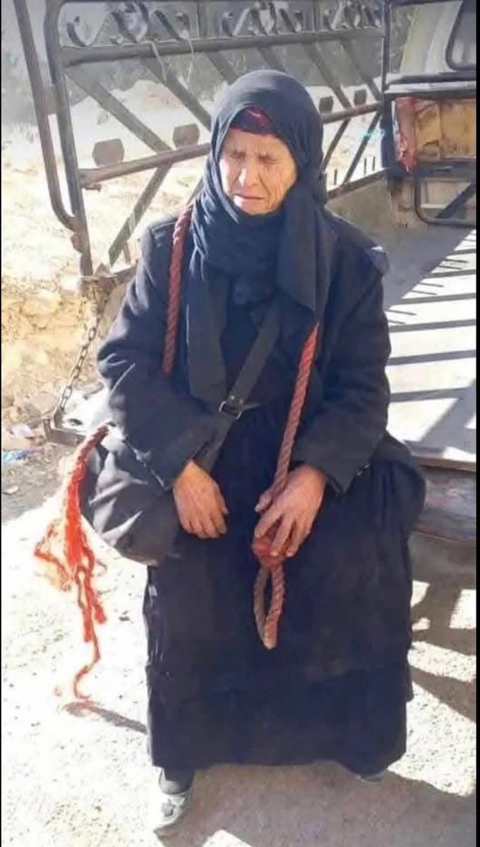 لا تصالح على الدم.. حتى بدم!  لا تصالح! ولو قيل رأس برأسٍ  أكلُّ الرؤوس سواءٌ؟  أقلب الغريب كقلب أخيك؟!  أعيناه عينا أخيك؟!  وهل تتساوى يدٌ.. سيفها كان لك  بيدٍ سيفها أثْكَلك؟

سيقولون:  جئناك كي تحقن الدم..  جئناك. كن يا أمير الحكم  سيقولون:  ها نحن أبناء عم.  قل لهم: