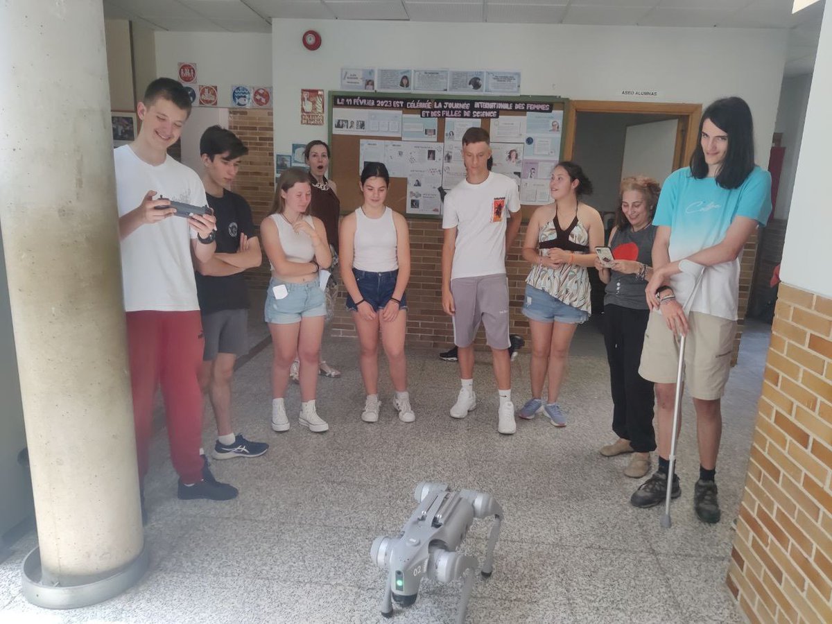 Ayer lunes alumnado de ESO y Bachillerato se sumergieron en el mundo de la robótica, en la  masterclass impartida por profesores de FP del curso de especialización de robótica colaborativa.Programaron varios robots y aprendieron a controlar nuestro perro robot Unitree Go2