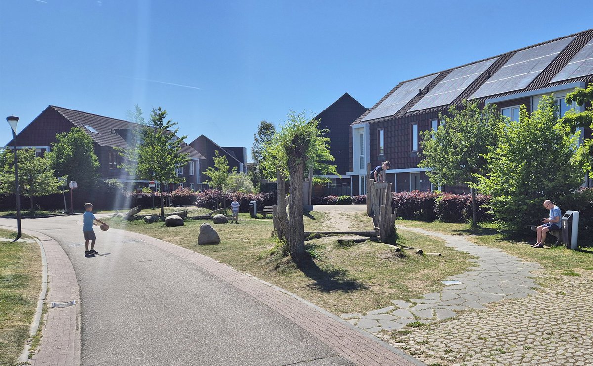 NandaSluijsmans's tweet image. Fijne #straatjes in #Rijswijk! De auto's geconcentreerd zetten op terreintjes heeft zoveel voordelen: meer #groen🍃 voor de deur, #veiliger🤸🏽♀️⚽️ en mooier...alsof je altijd op vakantie bent!