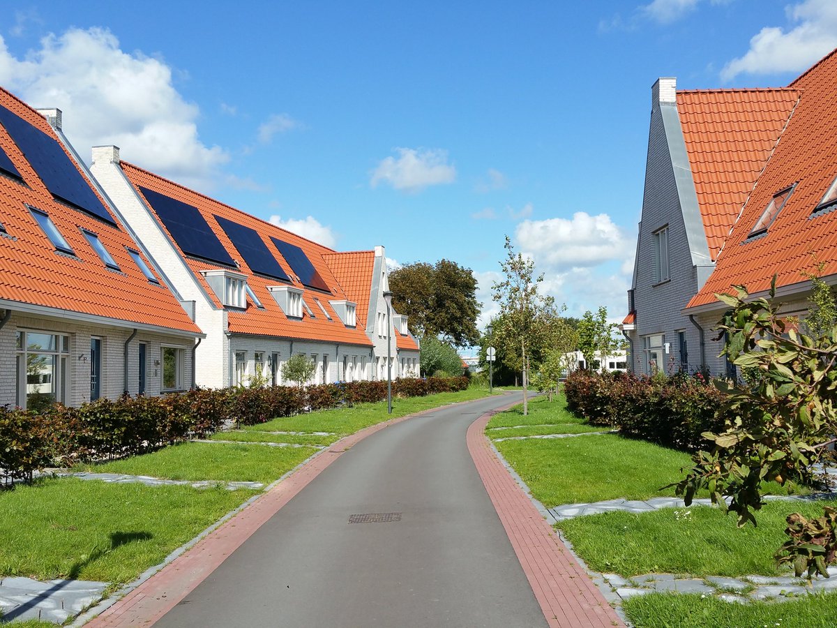 NandaSluijsmans's tweet image. Fijne #straatjes in #Rijswijk! De auto's geconcentreerd zetten op terreintjes heeft zoveel voordelen: meer #groen🍃 voor de deur, #veiliger🤸🏽♀️⚽️ en mooier...alsof je altijd op vakantie bent!