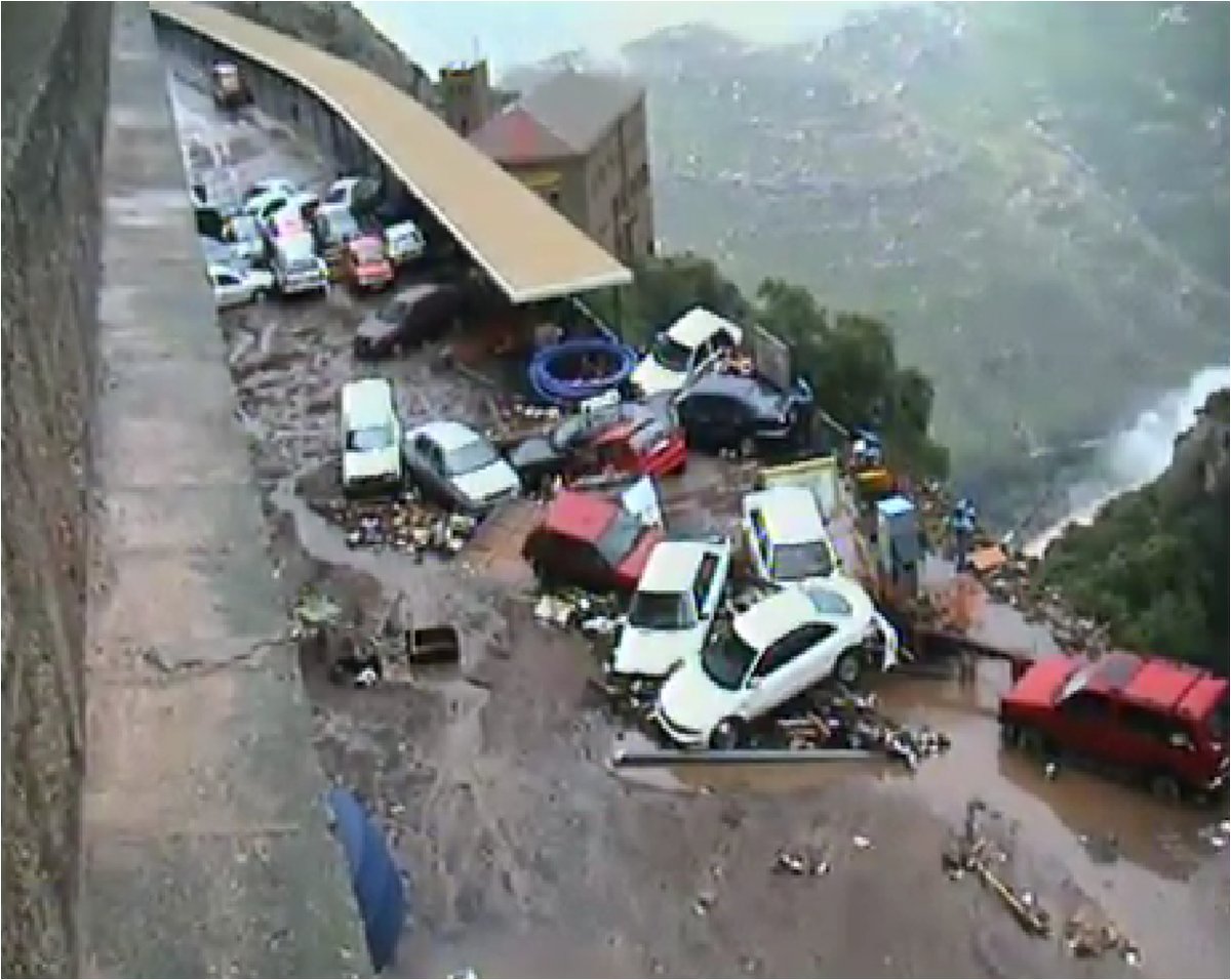El temps (@eltempstv3) on Twitter photo Tal dia com avui del 2000, Montserrat va viure un gran aiguat: 100 l/m² en 45 min i més de 200 l/m² en total. Cinc morts, torrents desbordats i destrosses milionàries. El massís muntanyós va jugar un paper clau en la virulència del fenomen ▶ 3cat.cat/el-temps/20-an… #ElTemps3Cat Tal dia com avui del 2000, Montserrat va viure un gran aiguat: 100 l/m² en 45 min i més de 200 l/m² en total. Cinc morts, torrents desbordats i destrosses milionàries. El massís muntanyós va jugar un paper clau en la virulència del fenomen ▶ 3cat.cat/el-temps/20-an… #ElTemps3Cat
