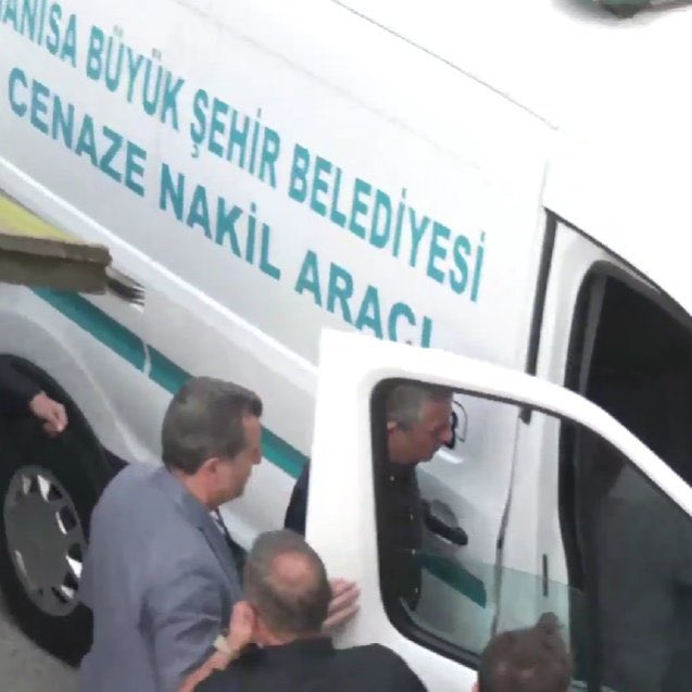 Özgür Özel, Ferdi Zeyrek'in cenazesine omuz verdi ve cenaze aracına binerek eşlik etti.