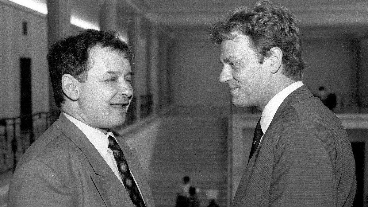 Tusk,Hołownia i Kamysz ustalili już wersję,że wybory odbyły się prawidłowo. To nie jest strach. To nie jest bezzębność i niedasizm. To jest układ,który trwa i ma trwać. Wy nie ruszacie nas a my was i tak od 30l a głupi lud wszystko kupi. Kupi marsz miliona serc i gówno w papierku