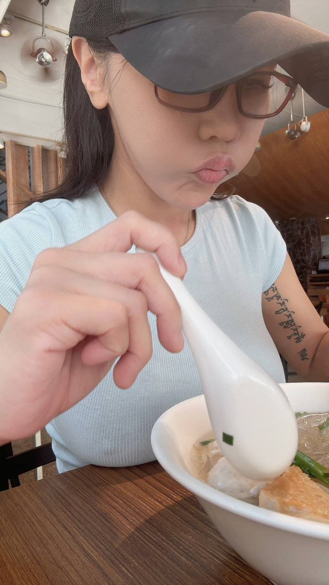 徵飯友🍽️

條件：外向、幽默、好聊
不能盯著我的奶奶看