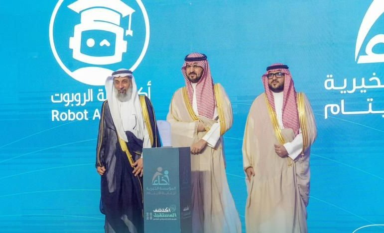 صاحب السمو الملكي
نائب أمير المنطقة الشرقية
الأمير سعود بن بندر بن عبدالعزيز 

يكرم د. سعود المهيدب
مؤسس #أكاديمية_الروبوت

لتدريب المشاركين على
بناء وبرمجة الروبوت والذكاء الاصطناعي في #معسكر_الذكاء_الاصطناعي

الذي تقيمه المؤسسة الخيرية لرعاية الأيتام - إخاء